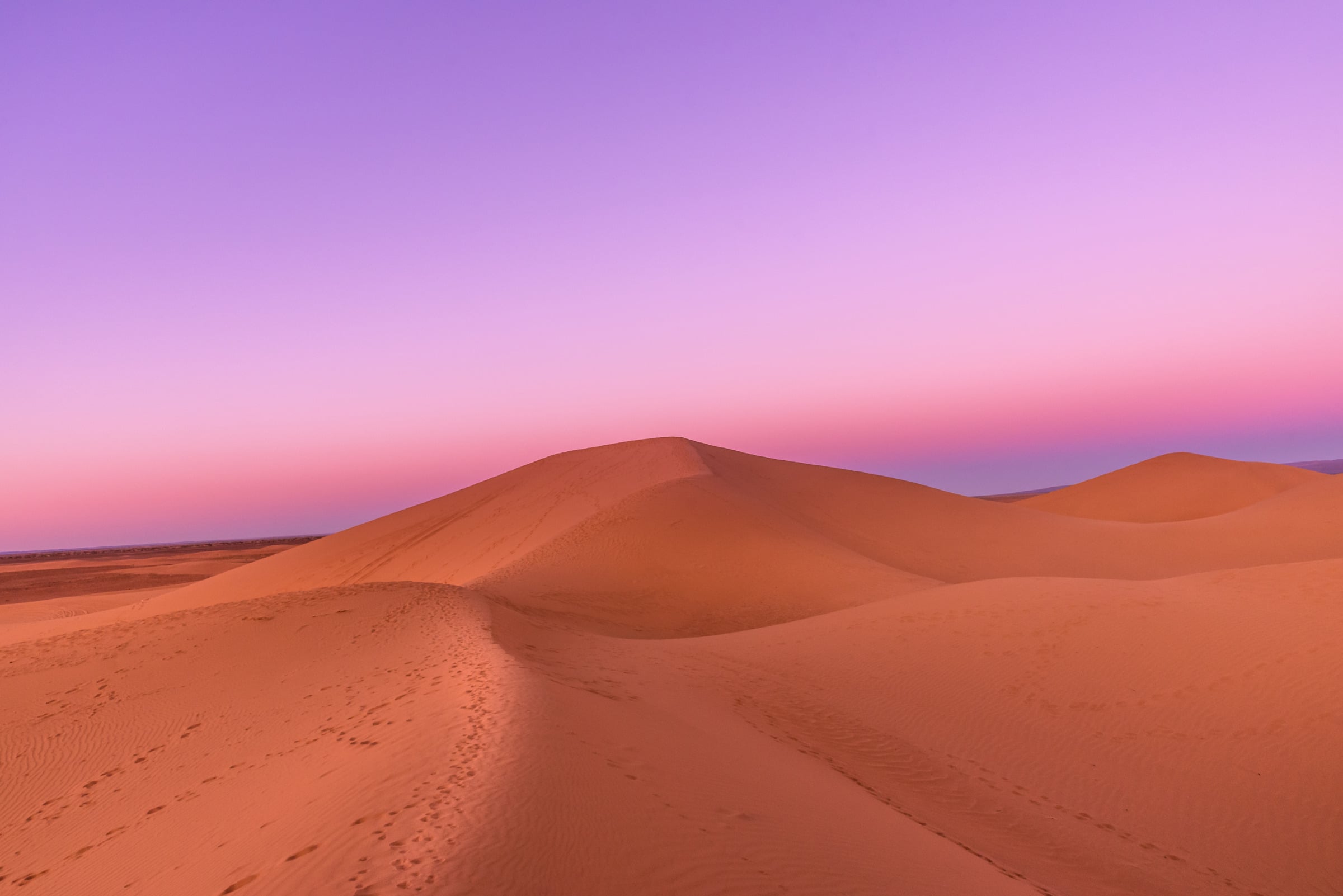 Dunes du désert marocain au coucher du soleil