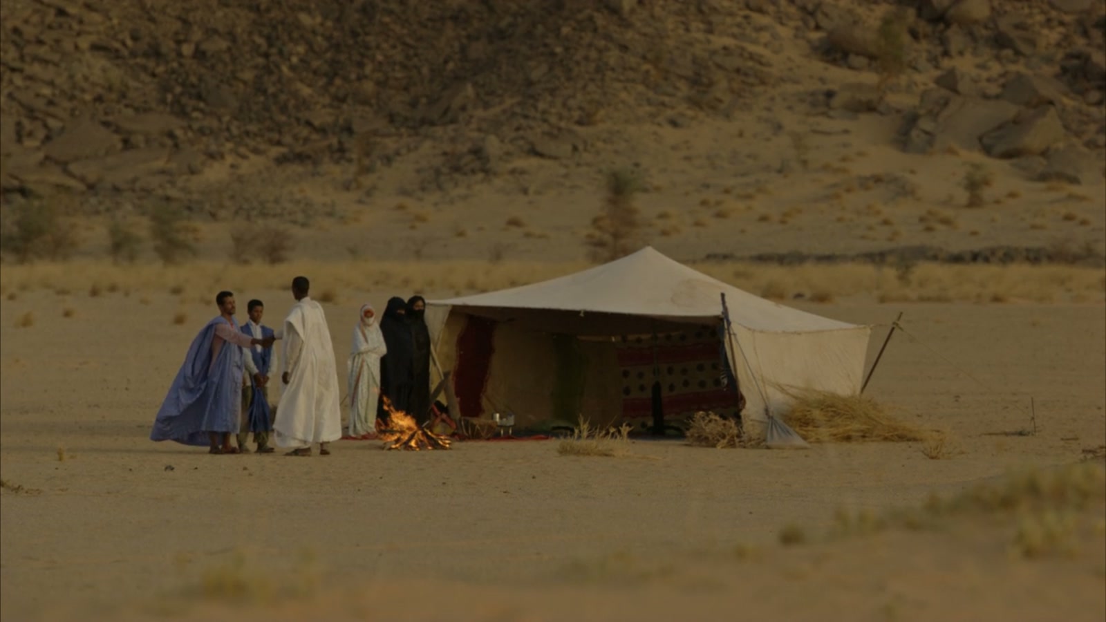 Bivouac au Tassili n’Ajjer, feu de camp devant la tente